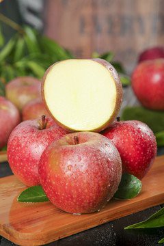 Qinguan Apples With Box suppliers